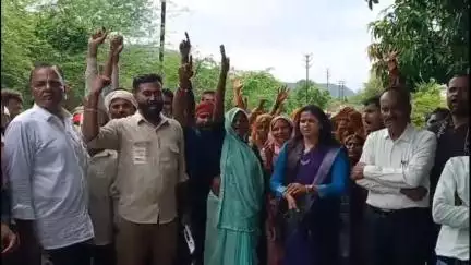 नागौद: कोरबारा गांव में सट्टा, शराब, गांजा कारोबार बंद कराने के लिए ग्रामीणों ने एसडीएम व थाना प्रभारी को सौंपा ज्ञापन