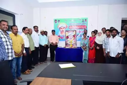 హవేలీ ఘన్​పూర్: 79వ కొమరయ్య వర్ధంతి వేడుకలను పాల్గొన్న జిల్లా కలెక్టర్ రాహుల్రాజ్ జిల్లా అధికారులు బిసి సంఘాల నాయకులు