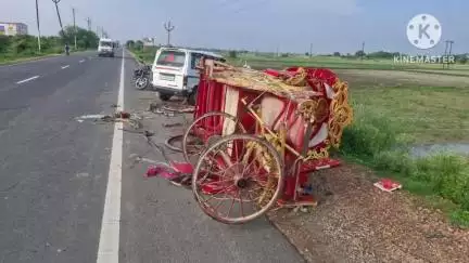 किशनी: किशनी-बेवर मार्ग पर मंडप की दावत खाकर लौट रही ओमनी कार दूल्हा बग्गी से टकराई, घायलों को पुलिस ने सीएचसी भेजा, सैफई रेफर