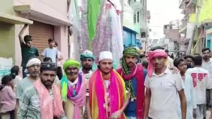 आंवला: आंवला में हजरत कासिम की मेंहदी का जुलूस निकला, लोगों ने लिया हिस्सा