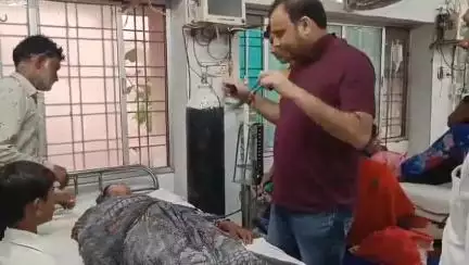 महोबा: महोबा से सटे पठा गांव में आकाशीय बिजली की चपेट में आकर झुलसी महिला, जिला अस्पताल में उपचार जारी