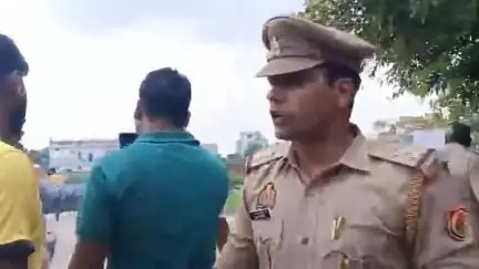 इस पुलिस वाले की हनक देखिए कैसे अपराधी को बचाने के लिए पत्रकार का मोबाइल छिन मारपीट कर रहा है