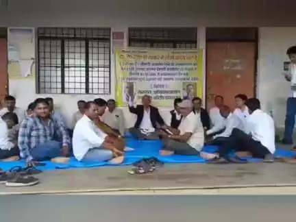 कोरांव: उप जिलाधिकारी के स्थानांतरण को लेकर तहसील मुख्यालय पर दूसरे दिन भी अधिवक्ताओं ने भूख हड़ताल और आमरण अनशन जारी रखा