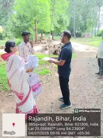 राजपुर: राजपुर प्रखंड के राजनडीह मतदान केंद्र 184 पर विशेष मतदाता पुनरीक्षण के लिए प्रपत्र का वितरण किया गया