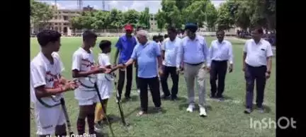 गोला गोकरणनाथ: गोला नगर के कृषक समाज इंटर कॉलेज में जूनियर नेहरू हॉकी अंडर 17 बालक वर्ग की जनपदीय हॉकी प्रतियोगिता शुरू हुई