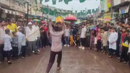 खरगौन: मोहर्रम पर शहर के अलग-अलग क्षेत्रों में निकले दो अखाड़े, कलाकारों ने दिखाए अपने-अपने करतब