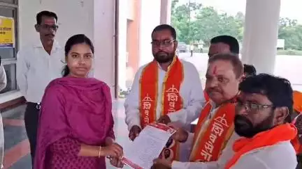 रतलाम नगर: साईं बाबा पर टीएनसी अधिकारी की टिप्पणी से नाराज़ शिवसैनिकों ने कलेक्ट्रेट में किया विरोध प्रदर्शन