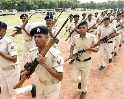 ऑन ड्यूटी रील बना रहे पुलिसकर्मी का वीडियो वायरल, भोजपुरी गाने 'यादव जी दिलवा मांगेले राइफल दिखाई के' पर बनाई रील