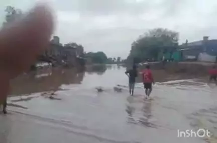 बड़ौदा: रतोदन मार्ग स्थित पुलिया पर पानी आने से आवागमन बंद, लगभग 50 गांवों से संपर्क टूटा