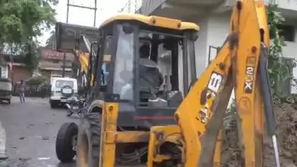 रायगढ़: जलभराव और बाढ़ की स्थिति से निपटने के लिए खोदे गए रास्ते, पंप और जेसीबी लगाकर पानी निकासी की गई