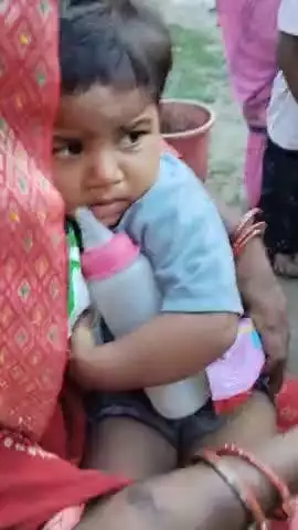 जुरिया सलहा मार्ग पे 1 बाइक सवार माता पिता ने अपनी 1.5 साल की बेटी को रास्ते में छोड़ कर वहां से भाग गए।#darbhanganews