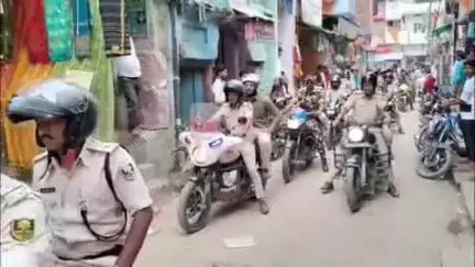 कुदरा: अगामी मोहर्रम पर्व को लेकर कुदरा पुलिस ने कुदरा शहर में निकाला फ्लैग मार्च