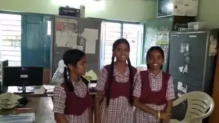 ధర్మారం: ప్రభుత్వ పాఠశాలలో అందుతున్న వసతులపై హర్షం వ్యక్తం చేస్తున్న విద్యార్థులు