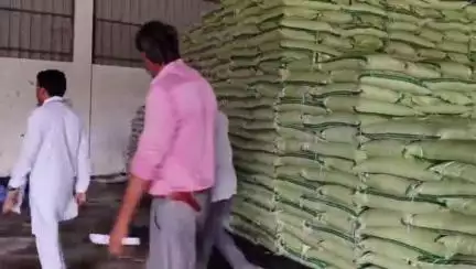 सोहागपुर: सोहागपुर में खाद की किल्लत से किसान परेशान, प्रदेश कांग्रेस सचिव ने सेमरी हरचंद डबल लॉक सेंटर का दौरा किया