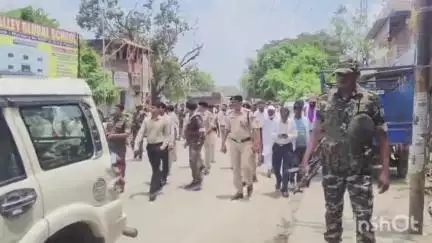 हरिहरगंज: हरिहरगंज व महाराजगंज के शहरी क्षेत्र में झारखंड व बिहार के पुलिस पदाधिकारियों ने निकाला फ्लैग मार्च