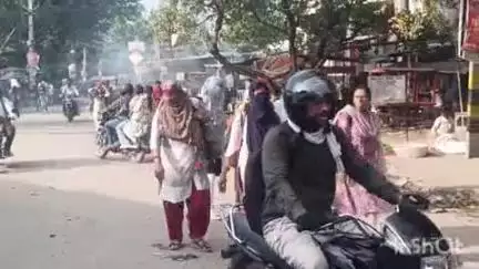 आरा: आरा में टेंपो हड़ताल से राहगीरों को हो रही है बड़ी परेशानी, रिक्शा चालक ले रहे हैं दुगनी किराया