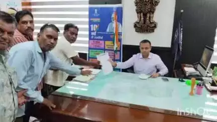 बारां: धान मंडी श्रमिकों ने बकाया ईपीएफ व एरियर के भुगतान की मांग को लेकर कलेक्टर को ज्ञापन सौंपा