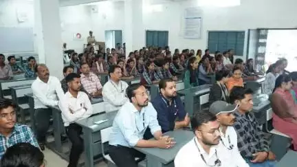 नटेरन: नटेरन में लैपटॉप वितरण कार्यक्रम में शामिल हुए विधायक, छात्रों का किया सम्मान