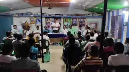 গড়বেতা ৩: গরবেতা তিন নম্বর ব্লকের পাঁচ নম্বর সাতবাকুরা অঞ্চল তৃণমূল কংগ্রেস নেতৃত্বের উপস্থিতিতে একুশে জুলাই কে সামনে রেখে বৈঠক
