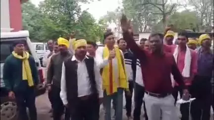 छिंदवाड़ा नगर: और धन ग्राम पंचायत के ग्रामीणों सचिव को हटाने के लिए जिला पंचायत पहुंचकर प्रदर्शन किया
#jansamasya