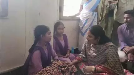 పాపిరెడ్డిపల్లి కేజీబీవీలో అస్వస్థతకు గురైన విద్యార్థులను పరామర్శించిన మాజీ మంత్రి ఉషశ్రీ