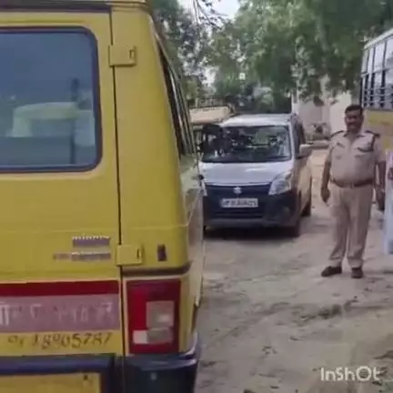ऊंचाहार: जगतपुर कस्बे में चेकिंग अभियान चलाकर यात्री कर अधिकारी ने चार वाहनों को किया ज़ब्त