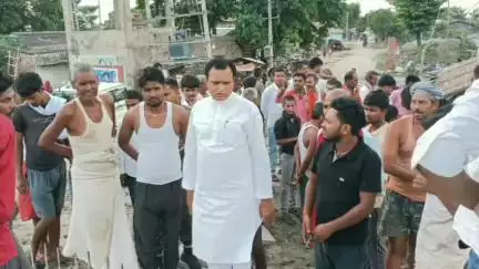 गायघाट: महमदपुर सूरा में निर्माणाधीन आरसीसी पुल से जल्द शुरू होगा आवागमन, विधायक निरंजन राय ने किया निरीक्षण