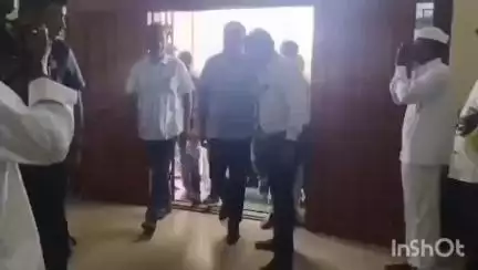 గురజాల నియోజకవర్గ స్థాయి అధికారులతో సమీక్ష సమావేశంలో పాల్గొన్న ఎమ్మెల్యే శ్రీనివాసరావు