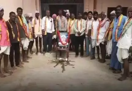 భిక్కనూర్: సాయుధ పోరాటయోధుడు దొడ్డి కొమరయ్య బిక్కనూరులో : జిల్లా కురుమ యువ చైతన్య సమితి అధ్యక్షులు నిఖిల్