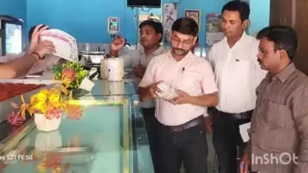 खलीलाबाद: जिलाधिकारी के निर्देश पर सहायक आयुक्त खाद्य सुरक्षा औषधि प्रशासन ने कई दुकानों पर मारी छापेमारी