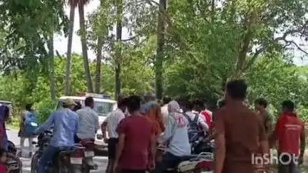 महुआ: महुआ जंदाहा मार्ग पर मुकुंदपुर सिंघाड़ा के पास दो वाहनों की टक्कर, पुलिस ने शांत कराया हंगामा