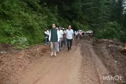 बल्ह: पूर्व सीएम जयराम ठाकुर ने आपदा प्रभावित आहौण व बगस्याड़ का लिया जायजा, सरकार से की राहत कार्यों में तेजी लाने की मांग