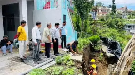 अल्मोड़ा: खोल्टा में असुरक्षित दीवार निर्माण से दो आवासीय मकान खतरे की जद में, प्रशासन ने प्रभावित परिवारों को कराया शिफ्ट