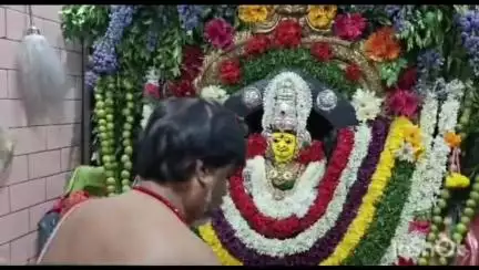 పట్టణంలో దుర్గమ్మ తల్లి దేవాలయానికి బోనాలతో పోటెత్తిన భక్తులు
