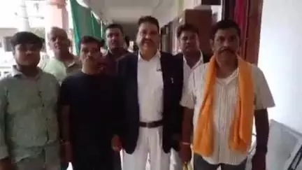 विजयनगरम मार्केट में दुकानों को सील करने के बाद नगर आयुक्त से पुनः बहाल करने की मांग