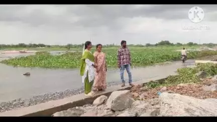 మధిర: పండ్రేగుపల్లి గ్రామంలో వరద ముంపు ప్రాంతాల ప్రజలు అప్రమత్తంగా ఉండాలి: ముదిగొండ తహసీల్దార్ సునీతా ఎలిజబెత్