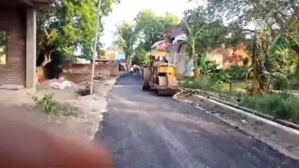 रुदौली: खैरी से बन रही सड़क पर लगी पानी निकासी की पाइप टूटी, पूर्व प्रधान सहित ग्रामीणों ने अनियमितता का लगाया आरोप  #Jansamasya
