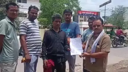 राठ: जुल्हैटी इलाके का युवक सात लोगों के 5.71 लाख रुपए लेकर फरार, सभी पीड़ितों ने कोतवाली में दी तहरीर