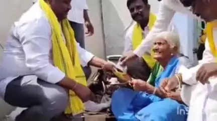 కోడుమూరు: సుపరిపాలన కార్యక్రమంలో భాగంగా ఆర్ ఖానాపురంలో ఓ వృద్ధురాలిని ఆప్యాయంగా పలకరించిన ఎమ్మెల్యే బొగ్గుల దస్తగిరి