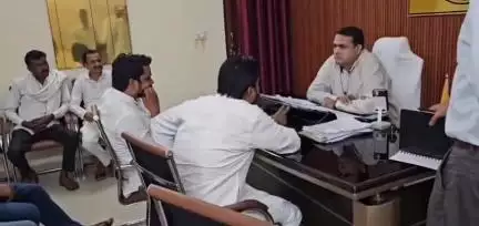 महमूदाबाद: महमूदाबाद के कई वार्ड में शहरी बिजली आपूर्ति से जोड़ने के लिए सांसद प्रतिनिधि ने दिया आवेदन