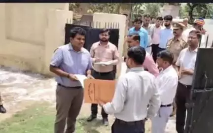बांसी: जिलाधिकारी ने सिकौथा में निर्माणाधीन ओवरहेड टैंक का किया औचक निरीक्षण