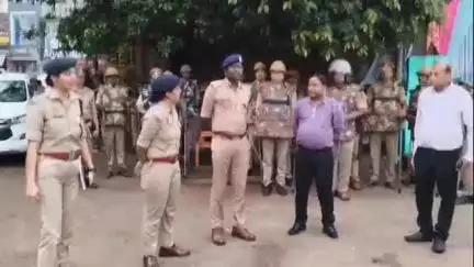 मौदहा: मौदहा में डीआईजी ने लाव-लश्कर के साथ करबला पहुंचकर व्यवस्थाएं देखीं