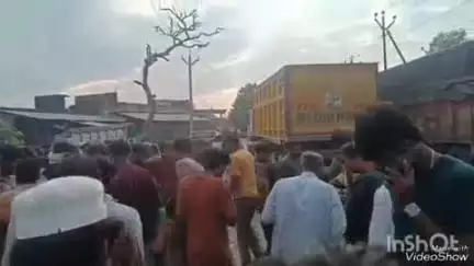 बेहट: संसारपुर बस अड्डे पर डंपर ने बाइक सवारों को कुचला, एक व्यक्ति और बच्चे की मौत, महिला घायल