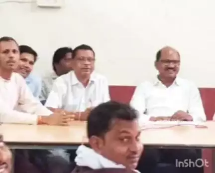 पेटलावद: पेटलावद जनपद पंचायत सभा कक्ष में सरपंच, सचिव व अधिकारियों की बैठक आयोजित