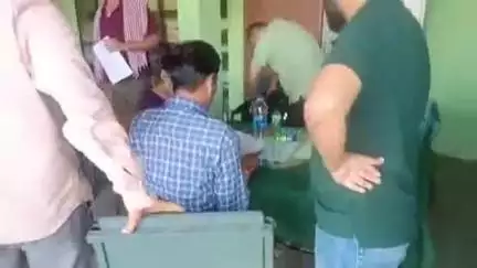 नारासन: गुडमंडी के पास चकबंदी विभाग में विजिलेंस की टीम ने की छापेमारी, 2000 की रिश्वत लेते हुए सहायक अधिकारी को किया गिरफ्तार