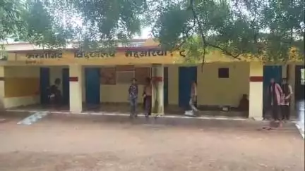 दुधि: दुद्धी के महुअरिया कंपोजिट विद्यालय में शिक्षक रहे नदारद, स्कूल परिसर में खेलते हुए नजर आए बच्चे #jansamasya