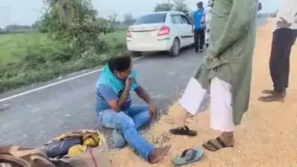 ताखा: उसराहार थाना क्षेत्र के रुद्रपुर चौराहे के पास सूख रही मक्का लोगों को बना रही है हादसे का शिकार