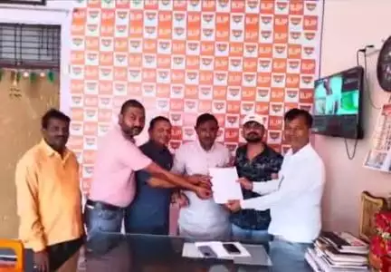 कोरांव: लेडियारी बाजार में जल निकासी के लिए नाली निर्माण कार्य कराने को लेकर व्यापारियों ने विधायक राजमणि कोल को सौंपा ज्ञापन
