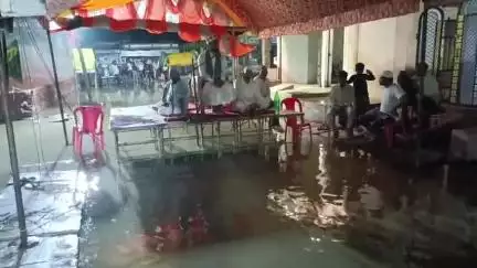 मंझनपुर: नाली के बराबर सड़क, आधे घंटे की बारिश में डूबा मंझनपुर नया नगर प्रथम, मोहर्रम का जुलूस भी फंसा