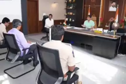 కామారెడ్డి: ఎరువులు విత్తనాలు కొరత రాకుండా కట్టుదిట్టంగా చర్యలు తీసుకోవాలి : పట్టణంలో జిల్లా కలెక్టర్ అశిష్ సంగ్వాన్
